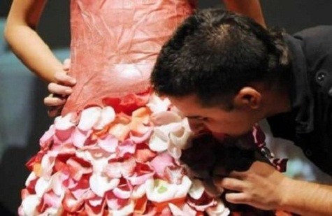 Được tạo ra bởi một đầu bếp trẻ từ Colombia Juan Manuel Barrientos, váy cưới được tạo ra với 2000 cánh hoa hồng.